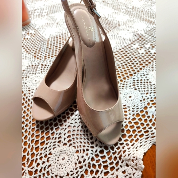 Brand New Bandolino Tan Patent Leather Slingback Pumps, 7 - Picture 1 of 4